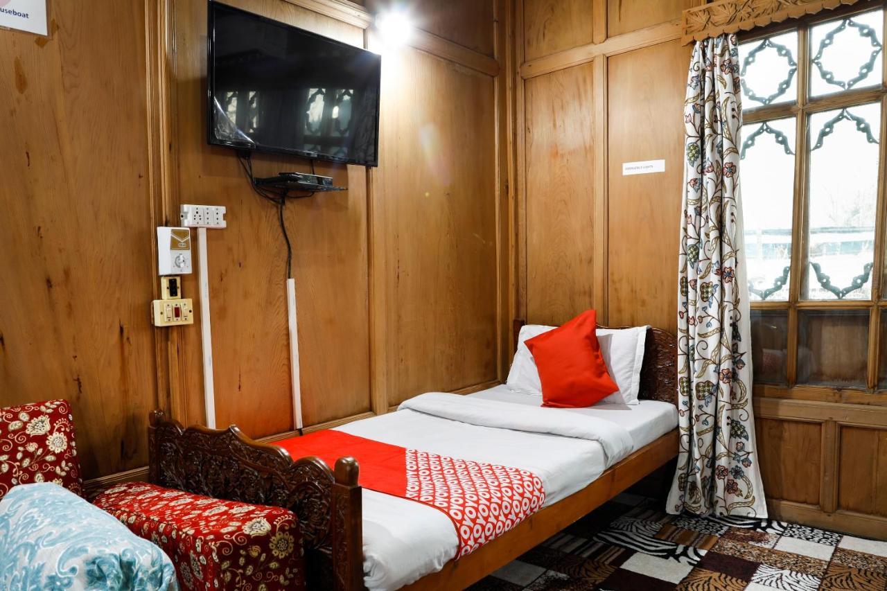 Hotel Oyo New Lucifer House Boat Srīnagar Exterior foto